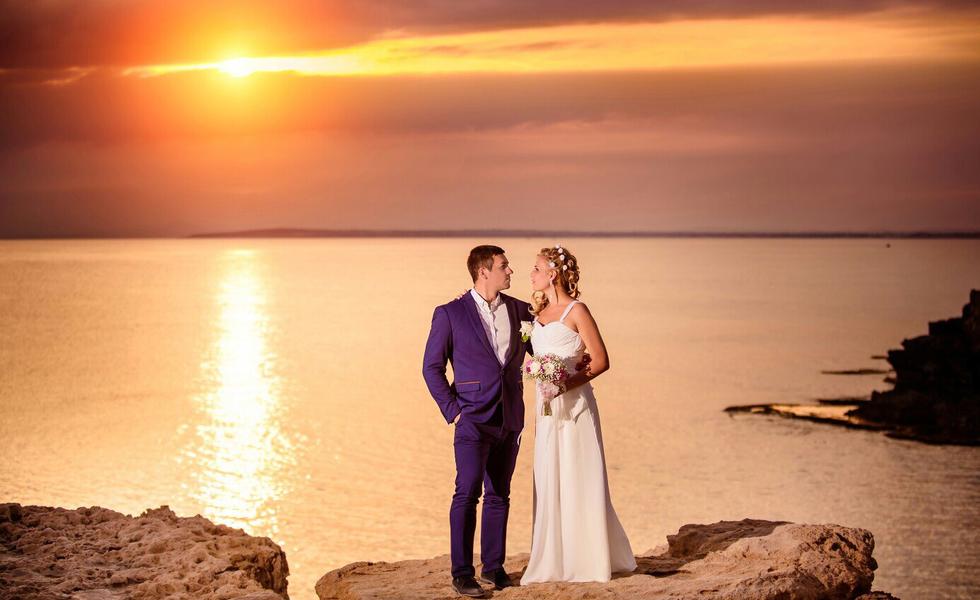 Красивый закат после свадьбы на Кипре
