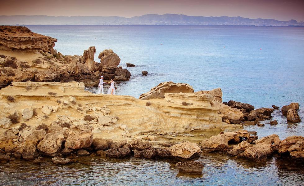Скалы у моря и свадьба на Кипре