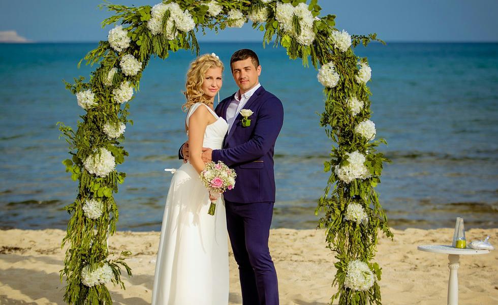 Свадьба на Кипре с цветочной аркой на пляже